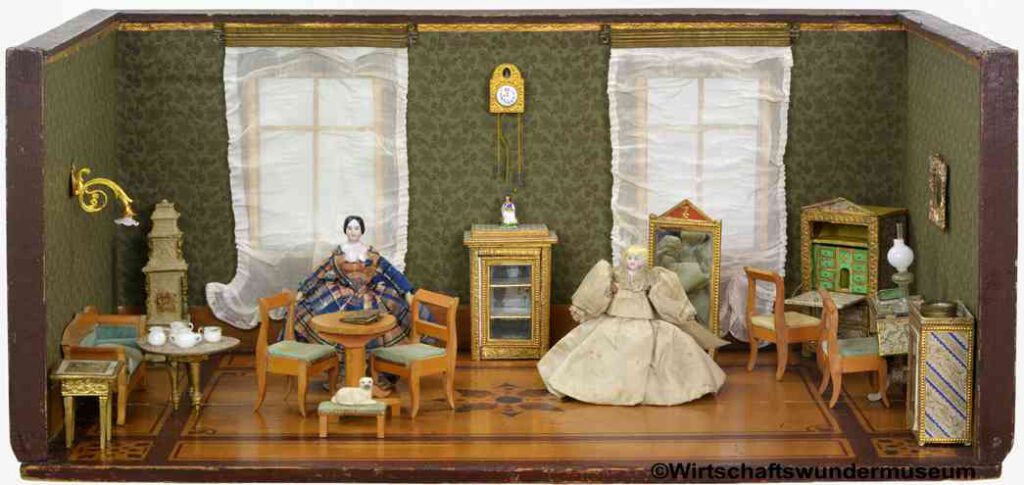 Antike Biedermeier Puppenstube um 1850 mit grünem Salon, Miniatur Kachelofen, Sekretär und zwei Krinolinenpuppen