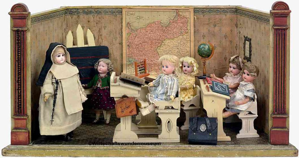 Antike Moritz Gottschalk Puppenschule um 1890 mit einer Nonne als Lehrerin, Schulbänken und einer historischen Landkarte des deutschen Kaiserreichs